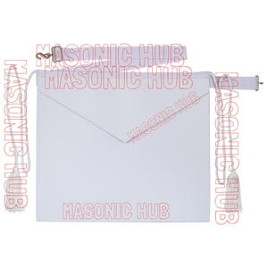 Op de afbeelding: Een witte vrijmetselaars schort met een flap en een witte band. De schort heeft een kwast aan de linkerkant en een metalen sluiting aan de rechterkant. De tekst "MASONIC HUB" is rood gedrukt.