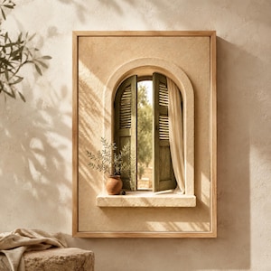 Könnte beinhalten: Ein gerahmter Wandkunstdruck, der ein Bogenfenster mit offenen grünen Holzläden und einem halbtransparenten weißen Vorhang zeigt. Ein kleiner Terrakottatopf mit einem grünen Olivenzweig steht auf der Fensterbank aus Stein.