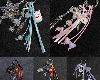 Llavero con dije de Amor y Espacio Profundo / Accesorio de colección hecho a mano para fans