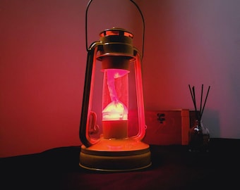 Lámpara de lava de queroseno hecha a mano, decoración para el hogar en rojo y amarillo, ambiente acogedor.