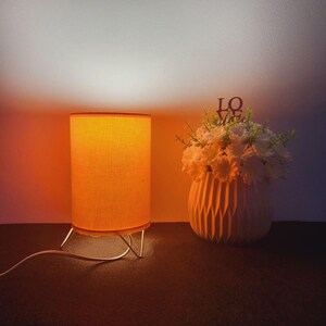 Retro bordslampa i 1960-talsstil med orange skärm och bomullstyg. Barnlampa