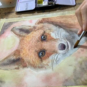 Dipinto ad acquerello dipinto a mano raffigurante un bellissimo ritratto di volpe su carta di cotone per acquerello. Opera d'arte commissionata unica nel suo genere