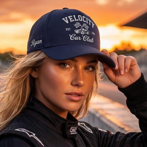 Puede incluir: Juego de tres tazas de cerámica con acabado mate moteado. Las tazas son de color crema, gris claro y gris oscuro. Diseño sencillo y minimalista, ideal para café o té.