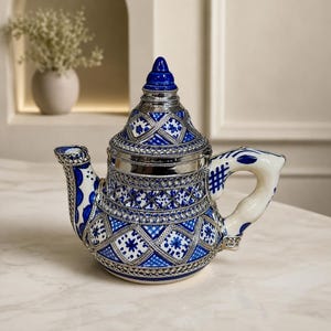 Bule marroquino artesanal, bule de cerâmica azul e branca com filigrana prateada, bule de café tradicional boho, presente de boas-vindas exclusivo