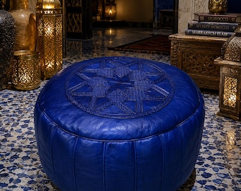 Royal Blauer marokkanischer Leder Pouf Ottoman, Handgefertigtes Bodenkissen aus Echtleder für Boho Wohnzimmer Dekor