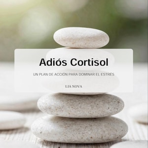 Puede incluir: Una pila de piedras lisas de color gris claro, con un fondo borroso verde y blanco. El texto "Adiós Cortisol" se muestra en una superposición rectangular blanca, junto con texto adicional en español. El nombre del autor, Lia Nova, también es visible.