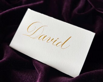 Placeringskort med guldfärgad kalligrafi | Handgjorda moderna bröllopsbord