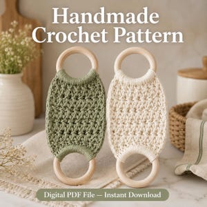 Könnte beinhalten: Zwei handgefertigte Häkelmuster, eines in Olivgrün und das andere in Creme, werden gezeigt. Jedes hat einen Holzring oben und unten. Der Text "Handmade Crochet Pattern" steht oben und "Digital PDF File - Instant Download" unten.