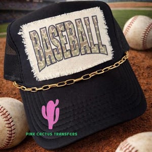 Könnte beinhalten: Handgefertigtes Holzschild mit dem Wort "Welcome" in verspielter Schrift. Es hat einen weißen, abgenutzten Hintergrund und einen dunkelbraunen Rahmen, ideal für eine Eingangstür oder einen Flur.