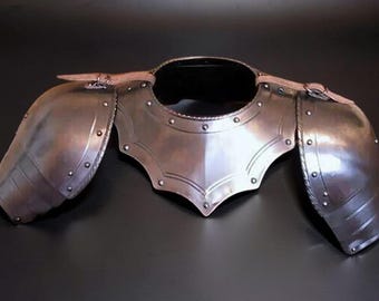 Armadura de Cavaleiro Medieval: Par de ombreiras e gola de aço para fantasia LARP e cosplay.