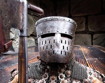 Ręcznie robiony, czarny, stalowy, młotkowany hełm krzyżowca do LARP-ów i rekonstrukcji, gotowy do walk turniejowych