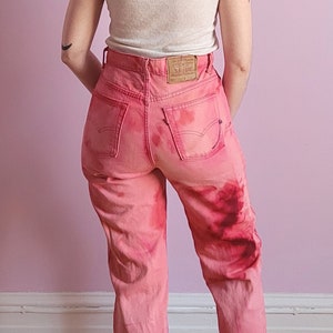 Jeans Levi&#39;s 521 Tie Dye rosa anni &#39;90, taglia 28