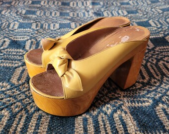 1970s Chunky platform sandals yellow mules 7 7.5