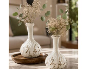 Vintage weißes Milchglas Vase Paar | Blattgold Relief | Cottagecore Dekor