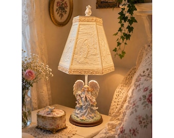 Vintage Engel Tischlampe mit geprägtem Schirm | Cottagecore Engelchen Victorian