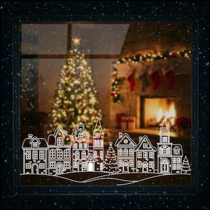 Könnte beinhalten: Eine festliche Fensterszene mit einer weißen Umrisszeichnung eines Dorfes. Der Hintergrund zeigt einen beleuchteten Weihnachtsbaum, einen Kamin und Strümpfe, was eine warme Urlaubsatmosphäre schafft. Schneeflocken fallen.