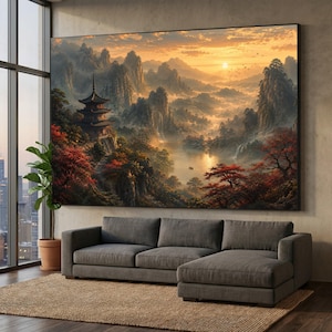 Puede incluir: Un gran cuadro rectangular de pared con un paisaje que muestra una pagoda de varios niveles entre montañas brumosas, un lago tranquilo y árboles rojos otoñales bajo un cielo dorado al atardecer, colgado sobre un sofá gris oscuro.