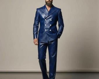 Traje de hombre de piel azul con relieve de cocodrilo, blazer cruzado y pantalón.