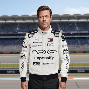 Puede incluir: Una chaqueta de carreras blanca con detalles en negro, con logotipos de patrocinadores y el texto "APXGP" y "Expensify". La chaqueta tiene un cuello alto y un dobladillo acanalado negro. El fondo muestra una pista de carreras y gradas.