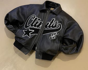 Czarna skórzana kurtka uniwersytecka • Kurtka premium z haftowanymi gwiazdkami • Kurtka typu bomberka w stylu ulicznym • Prezent świąteczny • Strój na Halloween