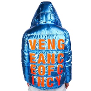Könnte beinhalten: Glänzende, blaue Pufferjacke mit Kapuze. Auf der Rückseite der Jacke steht der orangefarbene Text "VENGEANCE OF INCY". Die Jacke hat ein gestepptes Design und eine glänzende Oberfläche, die einen auffälligen Look erzeugt.