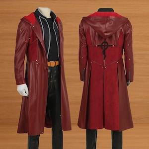 以下が含まれることがあります： 背中に黒いグラフィックが入った、バーガンディレッドのフード付きコート。コートは、ベルトとジッパーのディテールを備えた、長いテーラードデザインです。この衣装には、黒いシャツ、パンツ、タンベルトが含まれています。