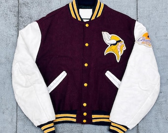 Vintage Varsity Jacke Lila & Weiß Letterman Jacket | Retro Viking Maskottchen Bomber | 90er Jahre Streetwear Sportbekleidung | Geschenk für Sie oder Ihn