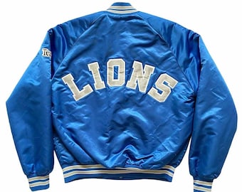 Kurtka bomberka w kolorze satyny w stylu vintage w kolorze niebieskim – kurtka retro z maskotką lwa – klasyczny męski płaszcz w sportowym stylu – prezent na Boże Narodzenie i Halloween