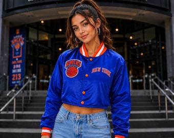 Kurtka bomberka New York Knicks z satyny, krótka, damska | Niebieska kurtka bomberka Varsity z kryształkami, prezent w stylu streetwear | Prezent dla dziewczyny | Prezent urodzinowy