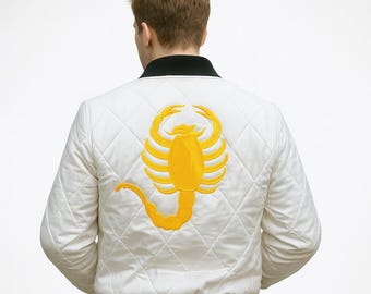 Męska biała satynowa pikowana kurtka typu bomber | Haft złotego skorpiona