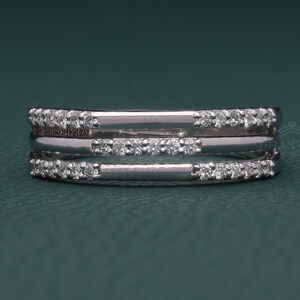 Anel de diamantes para usar em conjunto com outros anéis, anel com três fileiras de diamantes, anel delicado com pavé de diamantes, anel empilhável em prata 925, aliança de casamento, anel moderno em camadas.