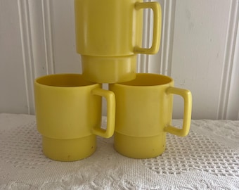 Juego de 3 tazas apilables vintage de Melmac amarillas / Tazas de café retro de mediados de siglo
