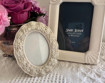 Zestaw ramek do zdjęć w stylu vintage | Ramki Cottagecore | Ramka z motywem kwiatowym w kolorze kości słoniowej i rama z kolekcji Slate Street | Wystrój wnętrz w stylu shabby chic