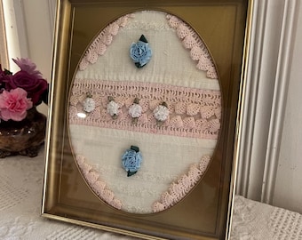 Sztuka tekstylna w ramce w stylu vintage | Dekoracja ścienna Cottagecore | Ramka z kwiatami w stylu shabby chic | Romantyczny wystrój domu w stylu Grandmillennial