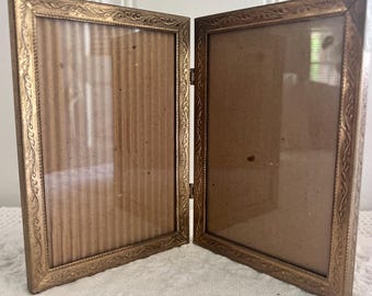 Podwójna rama do zdjęć w kolorze mosiądzu | Składana, ozdobna, z zawiasami w stylu Hollywood Regency, 5x7