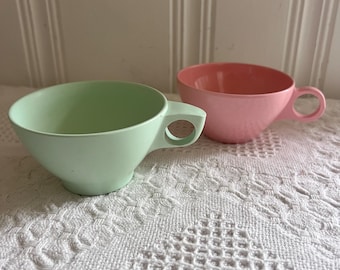 Zestaw filiżanek do herbaty w stylu vintage Melmac | Różowo-miętowy pastelowy melaminowy wystrój kuchni w stylu retro z połowy XX wieku