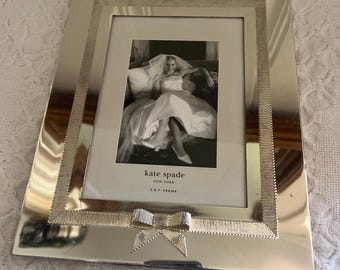 Ramka na zdjęcia Kate Spade New York 5x7 Silver Bow | Designerska ramka na zdjęcia | Prezent ślubny | Dekoracja toaletki