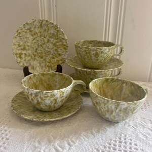 Juego de tazas de té vintage verde salpicado / Juego de 4 tazas y platillos Melmac con estampado salpicado / Diseño de confeti de mediados de siglo / Decoración de cocina retro
