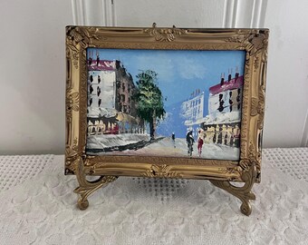 Vintage oprawiona grafika portowa, marynistyczny wystrój nadmorski, scena mariny, złota ozdobna rama, domek na plaży, sztuka ścienna
