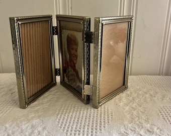 Rama do zdjęć w stylu vintage, potrójnie składana | Ozdobna złota dekoracja toaletki (5x7)
