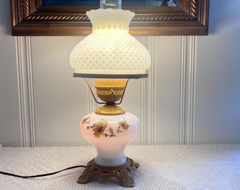 Lámpara vintage de cristal opalino con relieve / Base floral pintada a mano / Lámpara de mesa estilo casa de campo / Iluminación rústica y acogedora para el hogar / Libree Finds