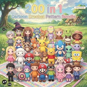 Può includere: Un'illustrazione colorata con una collezione di bambole all'uncinetto di vari personaggi dei cartoni animati. L'immagine include il testo "200 in 1 Cartoon Crochet Pattern Bundle". Le bambole sono disposte su una coperta in un ambiente esterno erboso.