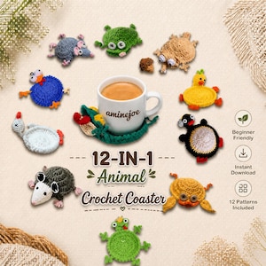 Puede incluir: Una colección de doce posavasos de animales de ganchillo hechos a mano en varios colores, incluyendo una rana, un pato y un pingüino. Una taza blanca de café con el texto "aminejoe" está en el centro. La imagen también incluye el texto "12-IN-1 Animal Crochet Coaster".