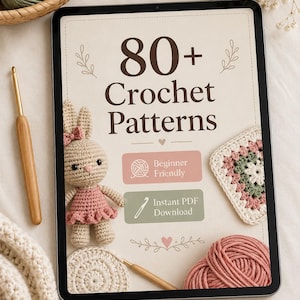 Peut inclure: Une tablette affiche "80+ Crochet Patterns" avec un lapin au crochet, un granny square et de la laine. La tablette affiche également les mentions "Beginner Friendly" et "Instant PDF Download". Un crochet et de la laine sont également visibles.