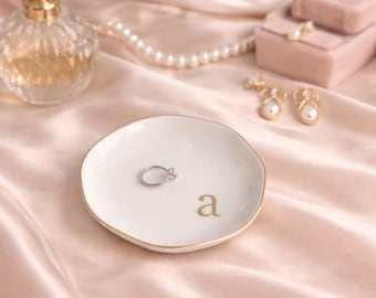 Plato de joyería con inicial personalizada, plato de cerámica con borde dorado para anillos, regalo para dama de honor