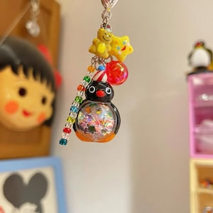 Llavero con dije para teléfono Pingu, regalo para amantes de los pingüinos, recuerdo de resina para cumpleaños