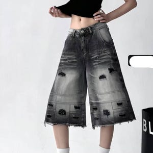 Distressed Denim Short | Wide Leg Cropped Jeans | Daily Wear | Y2K Streetwear Style

Distressed wide leg cropped denim culottes with washed Y2K streetwear style