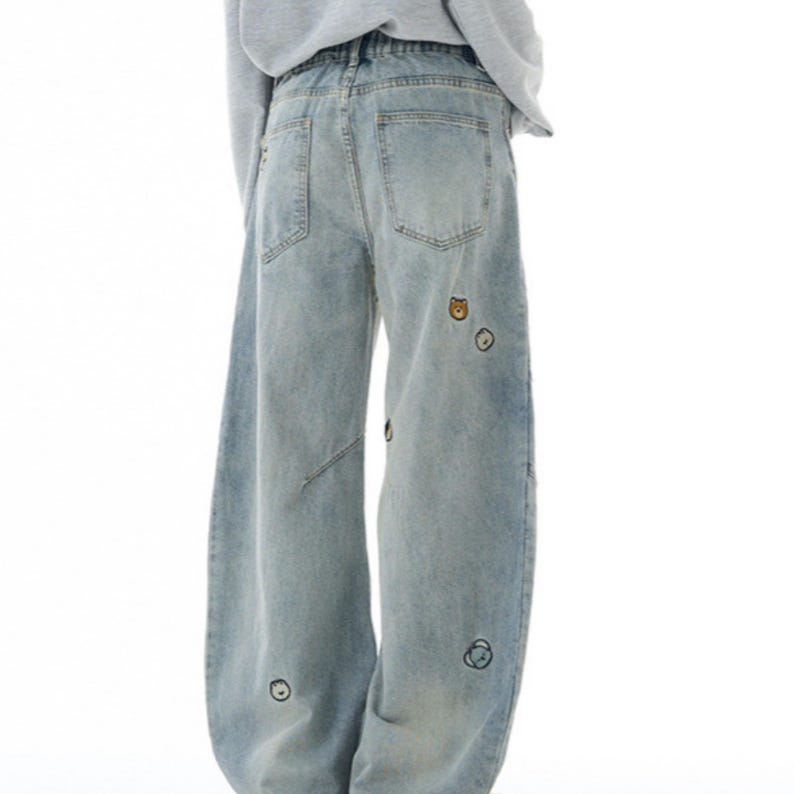 Graphic Baggy Jeans | Denim Wide Leg Pants | Daily Wear | Kawaii Streetwear Style

Light wash embroidered jeans with cute baggy streetwear fit