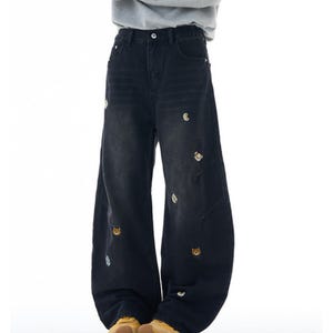 Graphic Baggy Jeans | Denim Wide Leg Pants | Daily Wear | Kawaii Streetwear Style

Light wash embroidered jeans with cute baggy streetwear fit