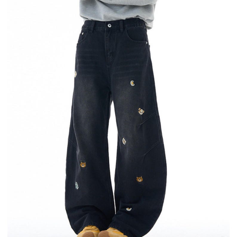 Graphic Baggy Jeans | Denim Wide Leg Pants | Daily Wear | Kawaii Streetwear Style

Light wash embroidered jeans with cute baggy streetwear fit